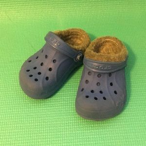 Crocs size 6 / 7 blue lined toddler
